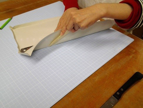 （11）封筒のサイドを折り曲げる